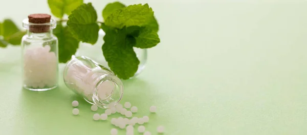 Conceito Homeopatia Glóbulos Homeopáticos Uma Garrafa Vidro Erva Fresca Fundo — Fotografia de Stock