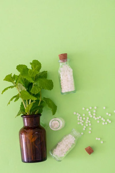 Concept Homéopathie Globules Homéopathiques Sortis Une Bouteille Verre Herbe Fraîche — Photo