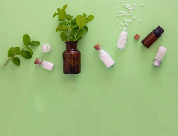 Conceito Homeopatia Frascos Frascos Vidro Com Glóbulos Homeopáticos Substância Líquida — Fotografia de Stock