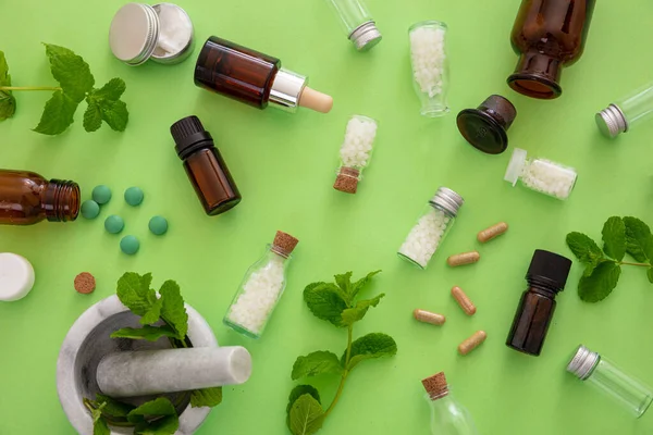 Homeopatikonceptet Glasflaskor Och Injektionsflaskor Med Homeopatiska Globulat Flytande Ämne Och — Stockfoto