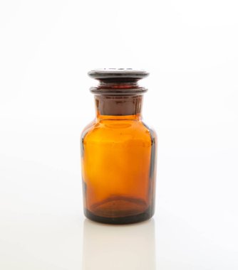 Eczane, tıp konsepti. Beyaz arka planda izole edilmiş cam şişenin kahverengi rengi. Yağ, kozmetik, parfüm, ilaç kutusu modeli.