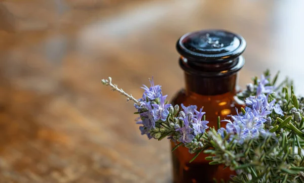 Erboristeria Rosmarino Bottiglia Vetro Ramoscello Fresco Fiorito Tavolo Legno Olio — Foto Stock