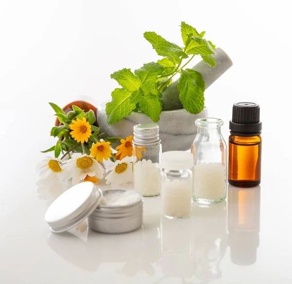Alternativní Rostlinný Lék Homeopatické Koule Čerstvé Divoké Květiny Byliny Izolované — Stock fotografie