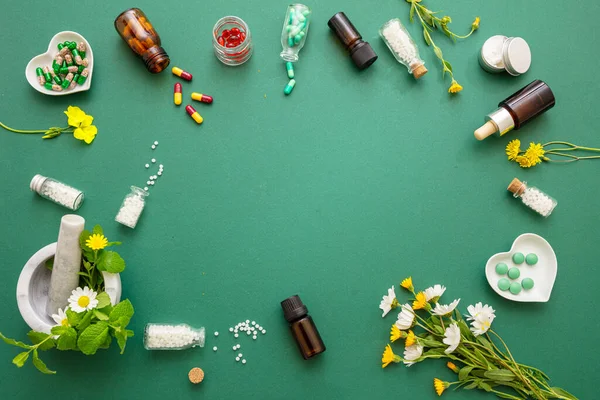 Médecine Alternative Aux Plantes Les Globules Homéopathiques Les Fleurs Sauvages — Photo