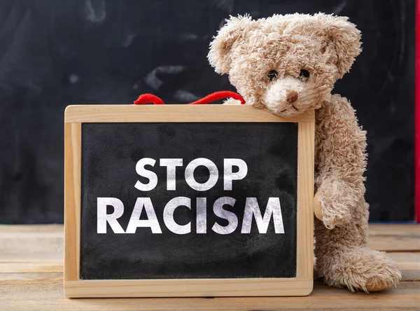 Σταμάτα Τον Ρατσισμό Και Παιδιά Αρκουδάκι Και Ένα Διοικητικό Συμβούλιο — Φωτογραφία Αρχείου