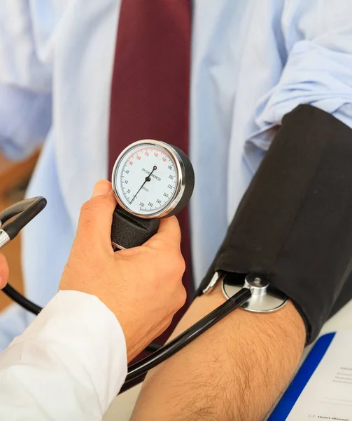 Hypertoni Medicinsk Kontroll Läkare Kontrollerar Patientens Blodtryck Närbild — Stockfoto