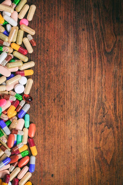 Concepto Farmacia Sanitaria Medicina Píldoras Coloridas Cápsulas Tabletas Fondo Madera —  Fotos de Stock