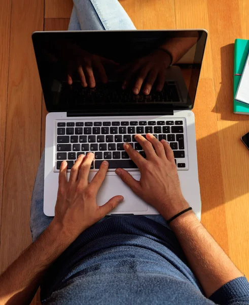 Hemmakontor Fjärrarbete Ung Man Med Dator Laptop Golvet Telekommunikation Distansarbete — Stockfoto