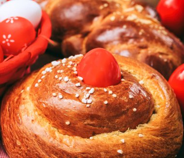 Geleneksel Paskalya tatlı ekmeği, Yunan tsoureki ve kırmızı yumurtalar yakın plan. Ortodoks Hıristiyan Paskalya geleneği