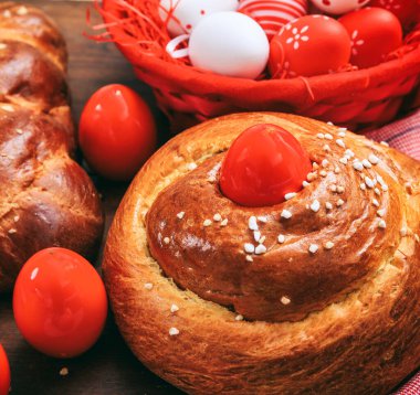 Geleneksel Paskalya tatlı ekmeği, Yunan tsoureki ve kırmızı yumurtalar yakın plan. Ortodoks Hıristiyan Paskalya geleneği