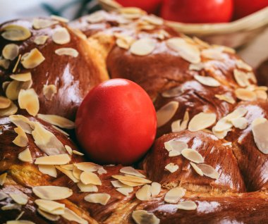 Geleneksel Paskalya tatlı ekmeği, Yunan tsoureki ve kırmızı yumurtalar yakın plan. Ortodoks Hıristiyan Paskalya geleneği