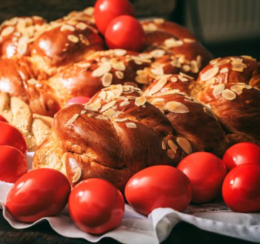 Geleneksel Paskalya tatlı ekmeği, Yunan tsoureki ve kırmızı yumurtalar yakın plan. Ortodoks Hıristiyan Paskalya geleneği