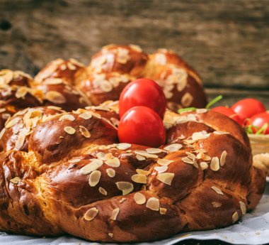 Geleneksel Paskalya tatlı ekmeği, Yunan tsoureki ve kırmızı yumurtalar yakın plan. Ortodoks Hıristiyan Paskalya geleneği