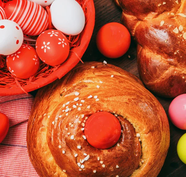 Pascua Tradicional Pan Dulce Tsoureki Griego Huevos Rojos Vista Cerca —  Fotos de Stock