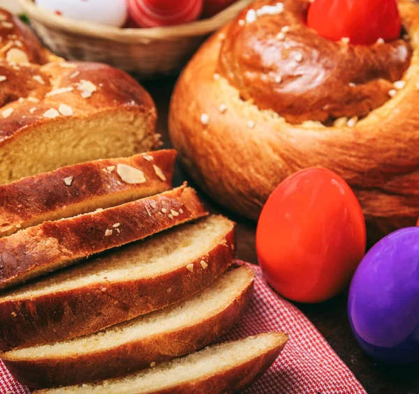 Pascua Tradicional Pan Dulce Tsoureki Griego Huevos Rojos Vista Cerca —  Fotos de Stock