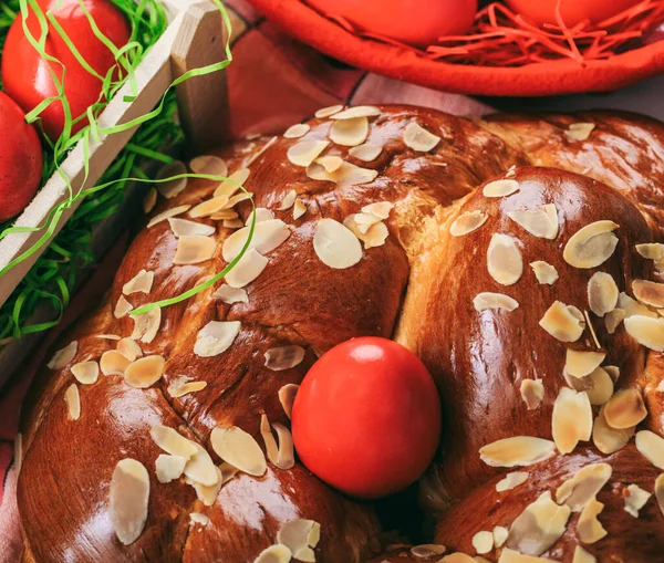 Páscoa Pão Doce Tradicional Tsoureki Grego Ovos Vermelhos Vista Closeup — Fotografia de Stock