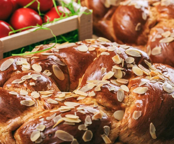 Páscoa Pão Doce Tradicional Tsoureki Grego Ovos Vermelhos Vista Closeup — Fotografia de Stock