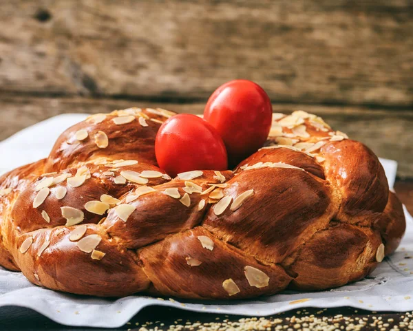 Traditionelles Süßes Osterbrot Griechisches Toureki Und Rote Eier Großaufnahme Orthodoxe — Stockfoto