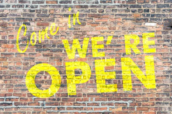 Открыть Зайдите Магазин Знак Yellow Color Text Come Open Brick — стоковое фото