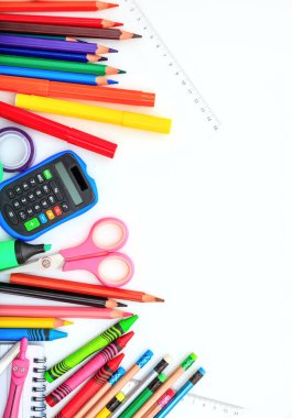 Okula dönelim. Beyaz arka planda okul malzemeleri, üst manzara. Çocuk yaratıcı ve eğitim konsepti.