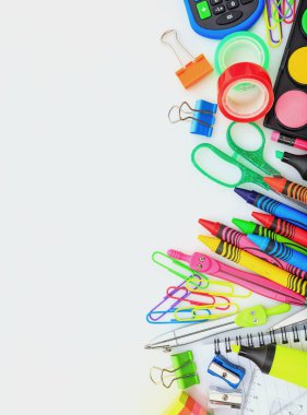 Okula dönelim. Beyaz arka planda okul malzemeleri, üst manzara. Çocuk yaratıcı ve eğitim konsepti.