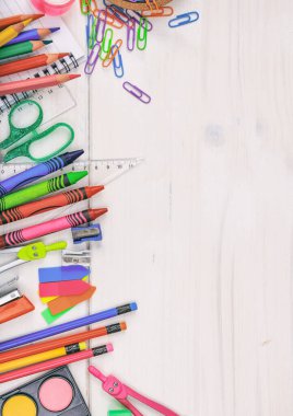 Okula dönelim. Okul malzemeleri ahşap arka planda, üst manzara. Çocuk yaratıcı ve eğitim konsepti.