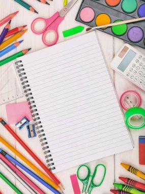 Okula dönelim. Okul malzemeleri ahşap arka planda, üst manzarada duruyordu. Çocuklar yaratıcı ve eğitim konsepti.