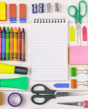 Okula dönelim. Okul malzemeleri ahşap arka planda, üst manzarada duruyordu. Çocuklar yaratıcı ve eğitim konsepti.