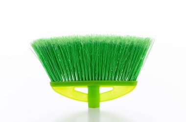 Temizleme süpürgesi beyaz arka planda izole edildi. Zemin plastik fırça canlı yeşil renk, ev temizlik malzemeleri.