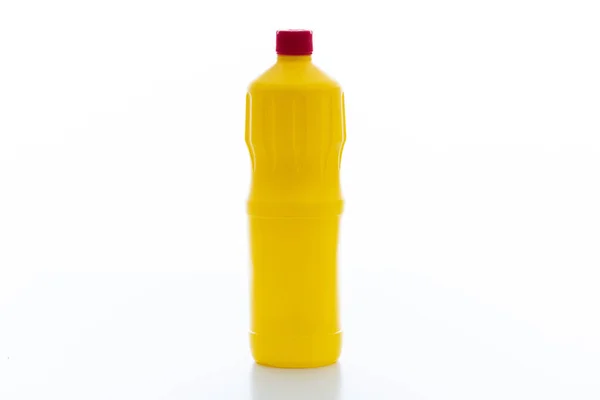 Czyszczenie Chloru Wybielacz Żółty Kolor Czerwoną Pokrywą Izolowane Białym Tle — Zdjęcie stockowe