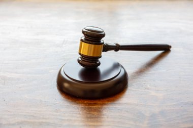 Hukuk teması. Yargıç Tokmak, ahşap ofis masası geçmişi, manzarayı kapatın. Müzayede, mahkeme masası.