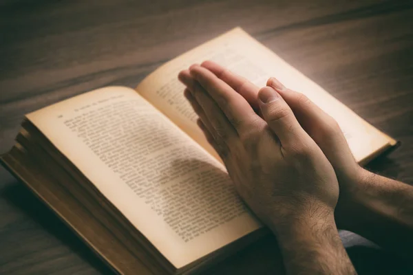 Modlitwa Człowiek Przekazuje Otwartą Księgę Biblia Drewniane Tło Biurka Wiara — Zdjęcie stockowe