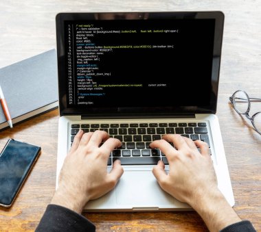 Bilgisayar kodu, yazılım konsepti. Bilgisayarla çalışan programcı, ekranda programlama kodu, ofis geçmişi. Kodlama teknolojileri geliştiriliyor. 