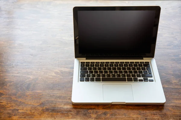 Computerbildschirm Attrappe Laptop Mit Schwarzem Leeren Bildschirm Auf Einem Holzschreibtisch — Stockfoto