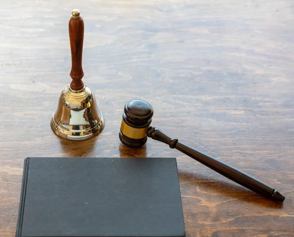 Rechten Thema Rechter Hamer Bel Een Zwart Blanco Boek Houten — Stockfoto