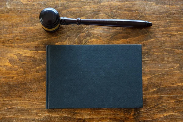 Тема Права Судья Молоток Черная Пустая Юридическая Книга Деревянном Столе — стоковое фото