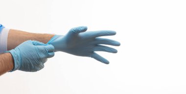 Beyaz arka planda izole edilmiş ameliyat eldivenli doktor elleri. Coronavirus COVID 19 'a karşı tıbbi personel koruyucu teçhizat. Sağlık hizmetleri, hastane güvenliği kavramı
