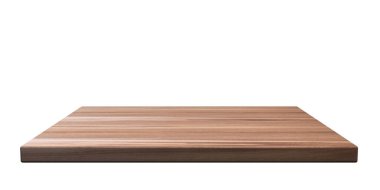 Boş ahşap raf beyaz duvar arka planında izole edilmiş. Ürün sunumu, reklam şablonu, bakış açısı. 3d illüstrasyon