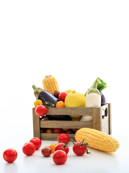 Frisches Gemüse Einer Holzkiste Vor Weißem Hintergrund Isoliert Gesundes Essen — Stockfoto