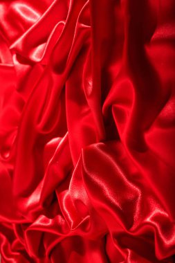 Lüks kırmızı saten arka plan, olay davetiyesi, kart ya da reklam şablonu. Sevgililer günü için yumuşak ipek kumaş kumaş, yıldönümü kutlaması..
