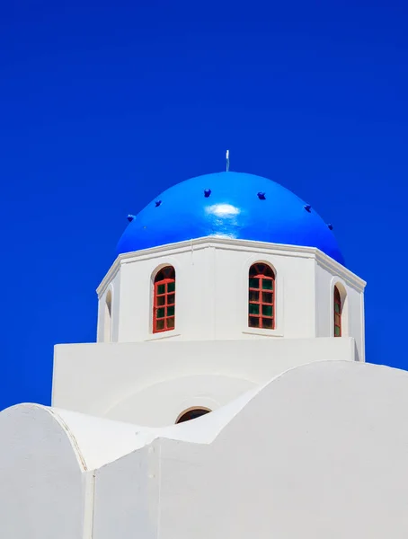 Santorini Grekland Vit Ortodox Kyrka Med Blå Kupol Mot Blå — Stockfoto