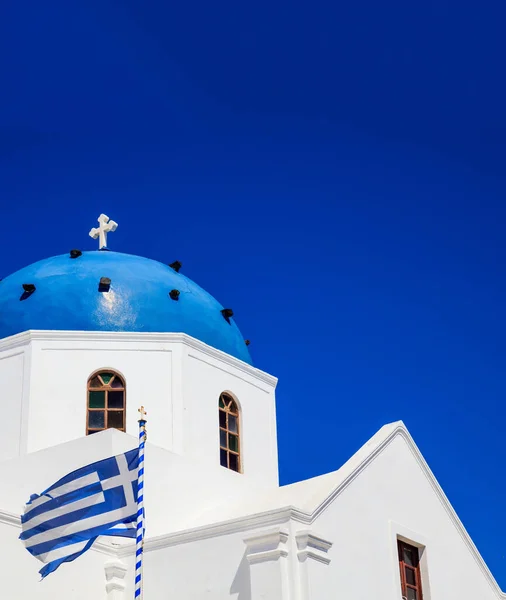 Wyspa Santorini Grecja Grecka Flaga Machająca Białym Kościele Prawosławnym Niebieską — Zdjęcie stockowe