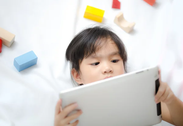Kinder spielen Tablet auf weißem Hintergrund — Stockfoto