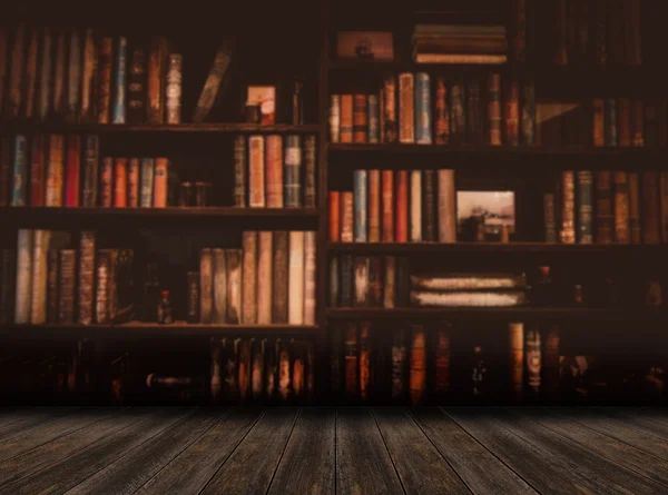 Bulanık Resim Kütüphanedeki kitaplıkta birçok eski kitap