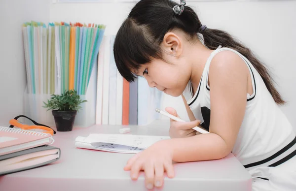 Immagine di bambini che lavorano a casa — Foto Stock