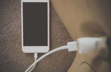 Arabanın şarj fişi takılı.