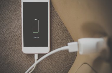 Arabanın şarj fişi takılı.