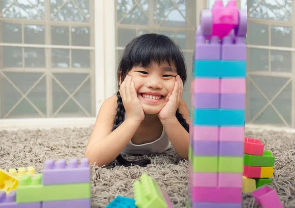 Feliz niña jugando con bloques de construcción de juguete de construcción — Foto de Stock