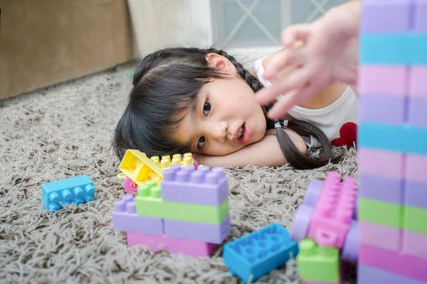 Feliz niña jugando con bloques de juguete de construcción construyendo una torre. Niños jugando. Niño y juguetes — Foto de Stock