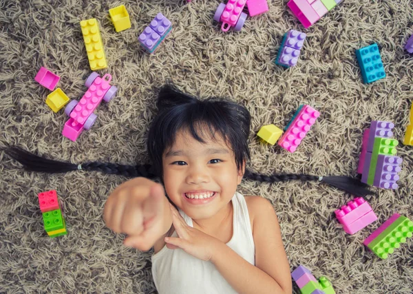 Menina feliz brincando com blocos de brinquedos de construção construindo uma torre. Crianças brincando. Criança e brinquedos — Fotografia de Stock